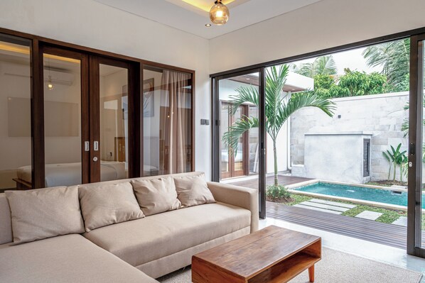 Villa Deluxe, 2 chambres | Coin séjour | Télévision à écran plat de 45 pouces avec chaînes par câble