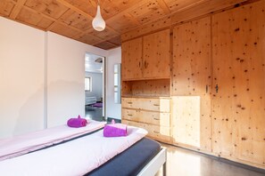 3 quartos, Wi-Fi de cortesia, roupa de cama