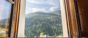 Chasa Sampuoir: a cottage feeling and modernity in the 4.5-room maisonette flat