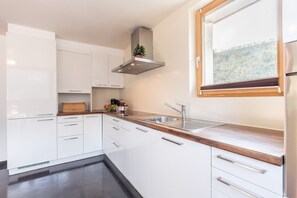 Geladeira, fogão, lava-louças, cafeteira/chaleira