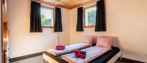 3 عدّة غرف نوم وواي فاي مجانًا وملاءات أسرّة