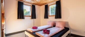 Chasa Sampuoir: a cottage feeling and modernity in the 4.5-room maisonette flat