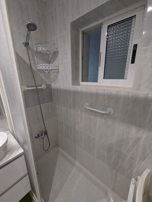 Douche, séchoir à cheveux, serviettes fournies, papier de toilette