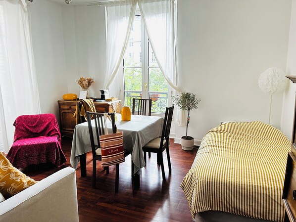 2 habitaciones, tabla de planchar con plancha y cuna de viaje 