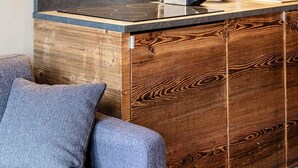 Eine moderne Küche mit Holzvertäfelung, einem Einbauherd und einem Spülbecken.