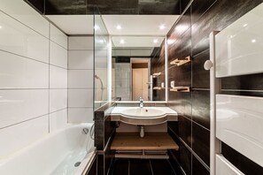 Dusj, hårføner og håndklær