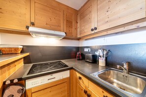 Kylskåp, mikrovågsugn, diskmaskin och kaffe- och tebryggare