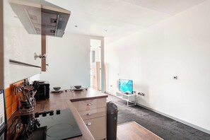 ثلاجة، ميكروويف، فرن، موقد طهي مسطح