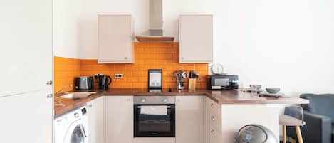 Een koelkast, een magnetron, een oven, een kookplaat