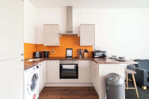 ثلاجة، ميكروويف، فرن، موقد طهي مسطح