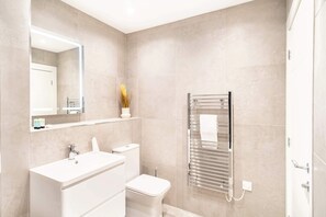 Ducha, secador de pelo, toallas