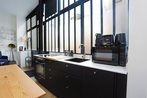 Frigorifero, microonde, forno, piano cottura