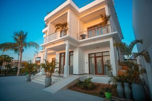 Voorkant accommodatie - avond/nacht