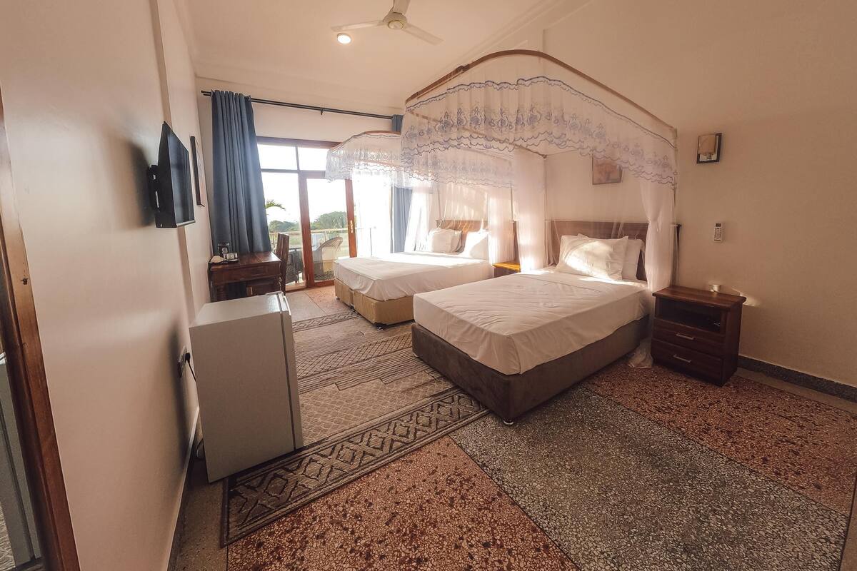 Habitación triple Deluxe, patio, vistas al jardín | Caja fuerte, escritorio, espacio para trabajar con un portátil