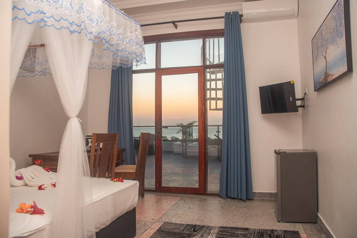 Habitación Deluxe doble, balcón, vistas al mar | Caja fuerte, escritorio, espacio para trabajar con un portátil