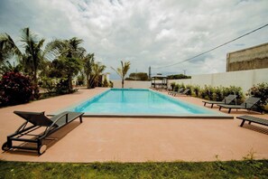 Piscina externa, guarda-sóis, espreguiçadeiras