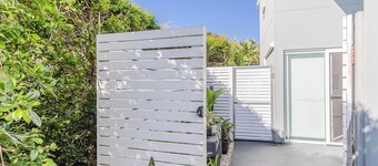 Studio apartment a stones throw from the beach!