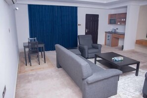 Quarto família, sacada, vista para a cidade | Área de estar