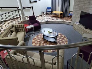 Área de estar no saguão