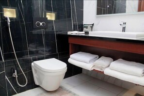 Quarto família, sacada, vista para a cidade | Banheiro | Produtos de toalete grátis, secador de cabelo, toalhas de banho 