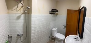 Superior Room | Bathroom | Shower, towels, soap, shampoo