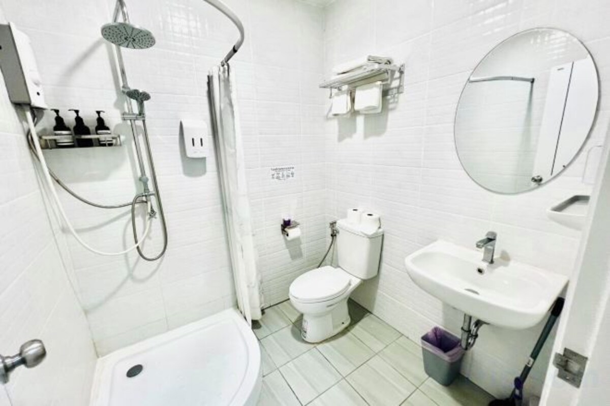 Salle de bain | Douche, articles de toilette (gratuits), séchoir à cheveux