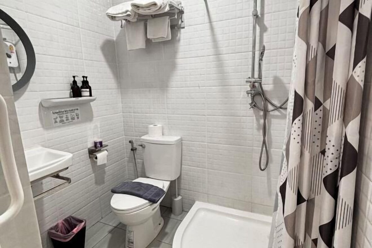 Shower, free toiletries, hair dryer, towels