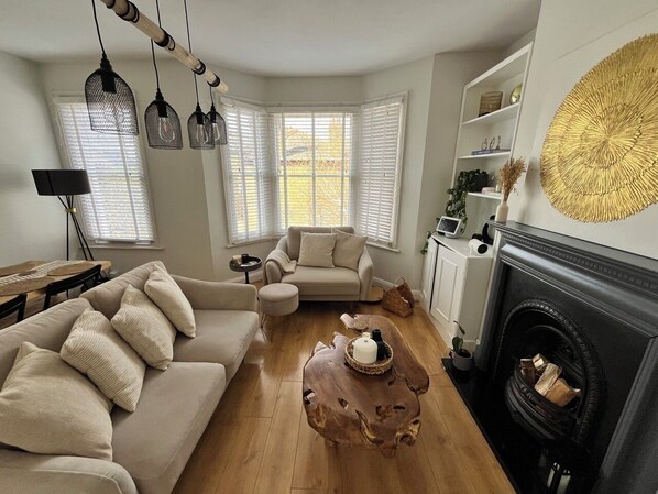 TV - 1.5 bedroom large and stylish apartment in Clapham (London)