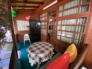 Chambre double ou avec lits jumeaux, vue sur le jardin | Bureau, espace de travail pour ordinateurs portables