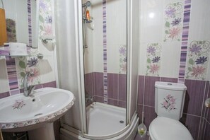 Dreibettzimmer | Badezimmer | Duschwanne, Haartrockner, Hausschuhe, Handtücher