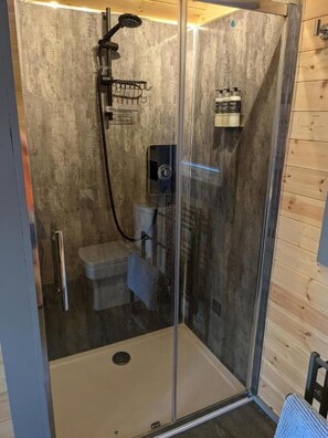 Shower, hair dryer, towels - Skye Seclusion Cabin Retreat (Strath)