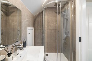 Bruser, håndklæder, Sæbe, Toiletpapir