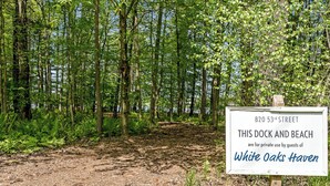 Un panneau indiquant l’accès privé à la jetée et à la plage de White Oaks Haven, situé au 820, rue 53.