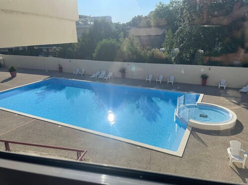 Bright apartment, quiet, secure residence, swimming pool/parking, near Port Minimes