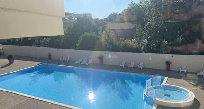 Bright apartment, quiet, secure residence, swimming pool/parking, near Port Minimes