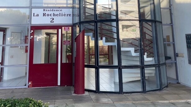 A modern building with a glass facade and a red door. The sign indicates it is 'Residence La Rochellière 2'. - Bright apartment, quiet, secure residence, swimming pool/parking, near Port Minimes (La Rochelle)