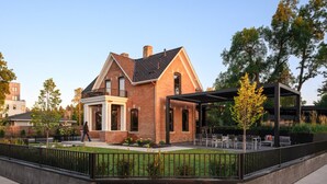 Ein Backsteinhaus mit überdachter Terrasse.