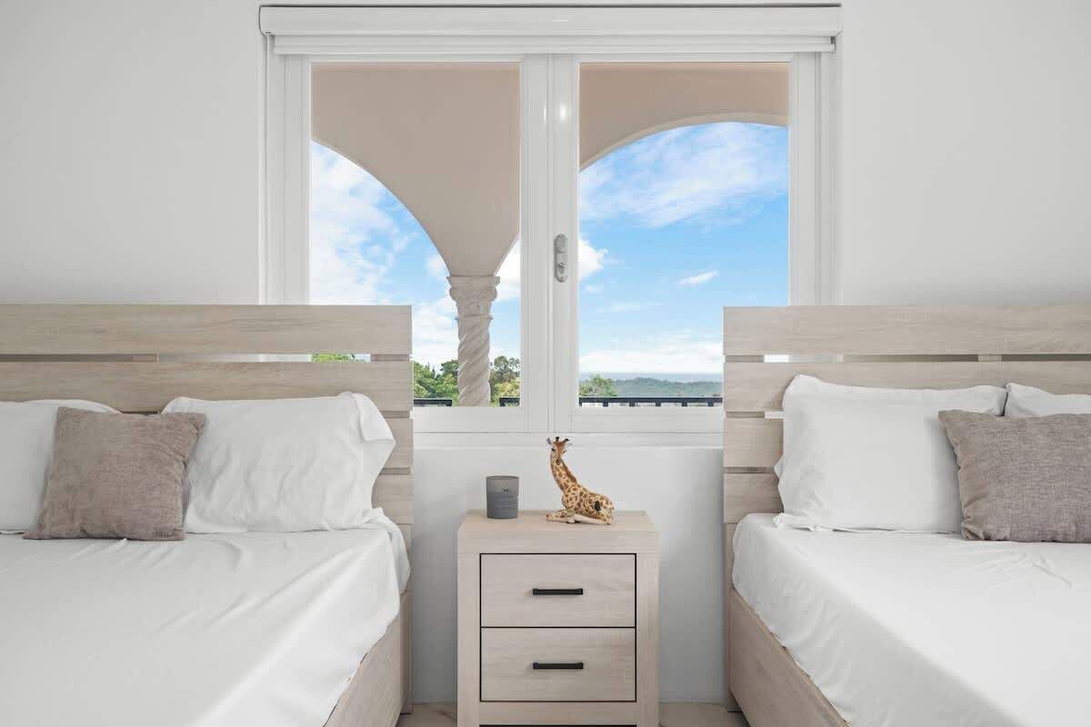 4 chambres, fer et planche à repasser, lit de bébé portatif