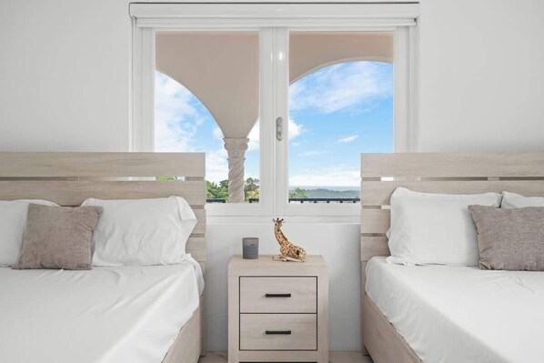 4 bedrooms, iron/ironing board, travel crib, free WiFi - Nice Pool & BBQ  w/ Mountain Views by Otium (Carolina)