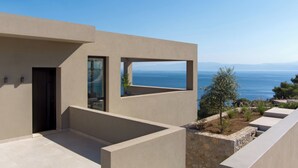 A modern building with a minimalist design, large windows, and a view of the sea. - Villa Apollo Porto Cheli (Ermionida)