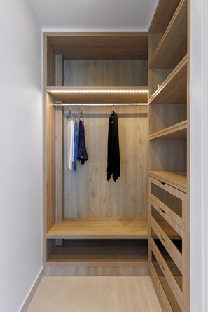 Villa, Balkon, Meerblick | Schrank