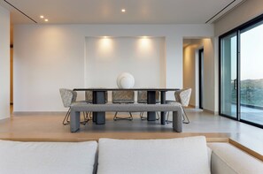 Villa, balkong, sjøutsikt | Spisestue