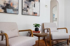 Interior - A Pop of Color - 3BD in the Heights w/ 3 King Beds (Peoria Heights)