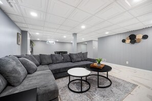 Interior - A Pop of Color - 3BD in the Heights w/ 3 King Beds (Peoria Heights)