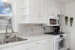 Fridge, microwave, oven, stovetop - A Pop of Color - 3BD in the Heights w/ 3 King Beds (Peoria Heights)