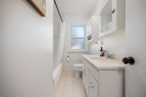 Secadora de cabello, toallas, papel de baño 