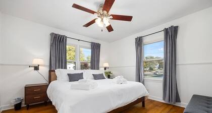 A Pop of Color - 3BD in the Heights w/ 3 King Beds