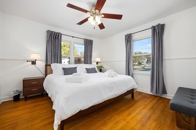 A Pop of Color - 3BD in the Heights w/ 3 King Beds