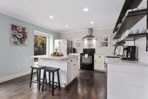 Refrigerador, microondas, horno y parrilla de estufa 