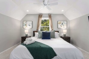 5 bedrooms, desk, travel crib, WiFi